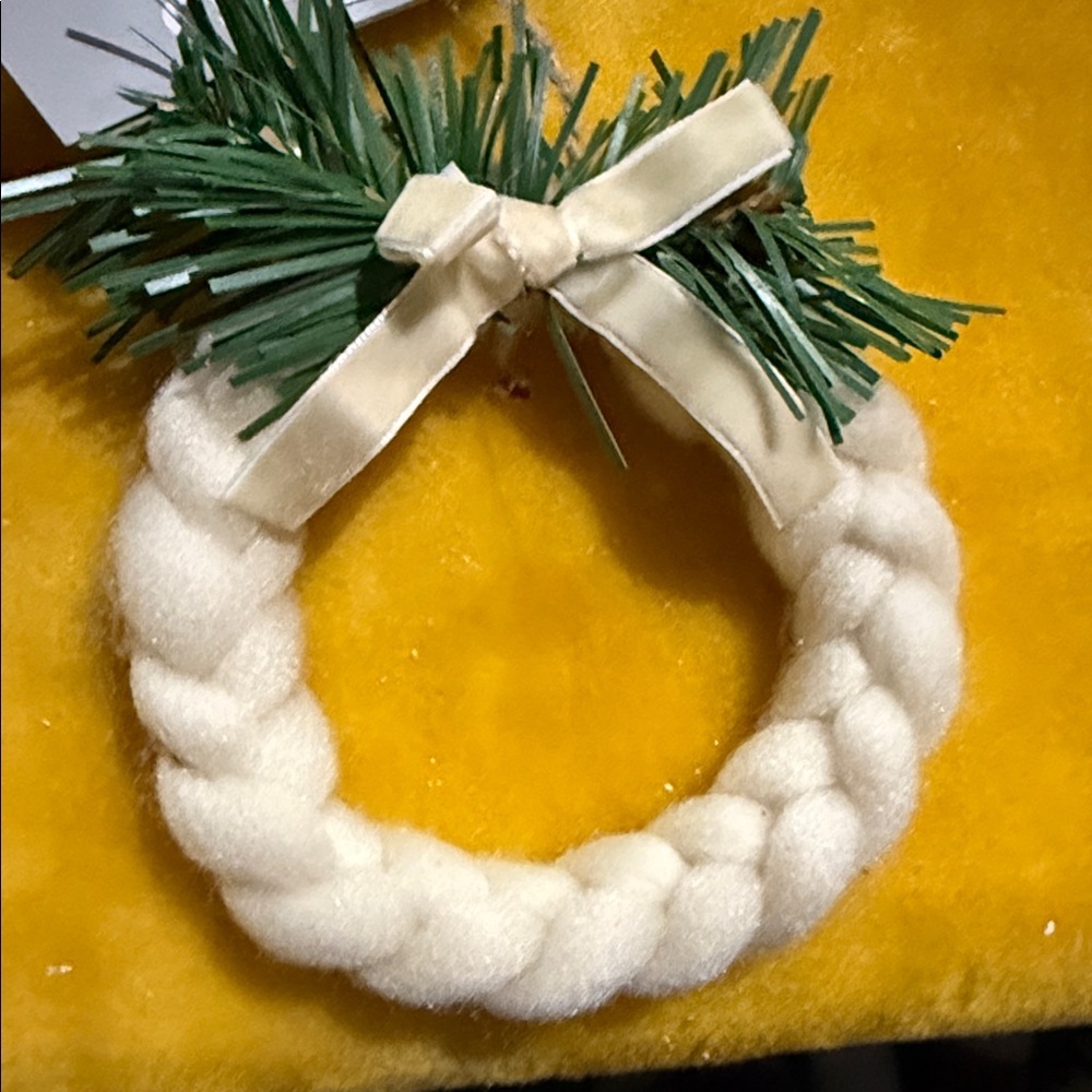 Festive Holiday Decor Set with Wreaths and Ornaments - Picture 4 of 8